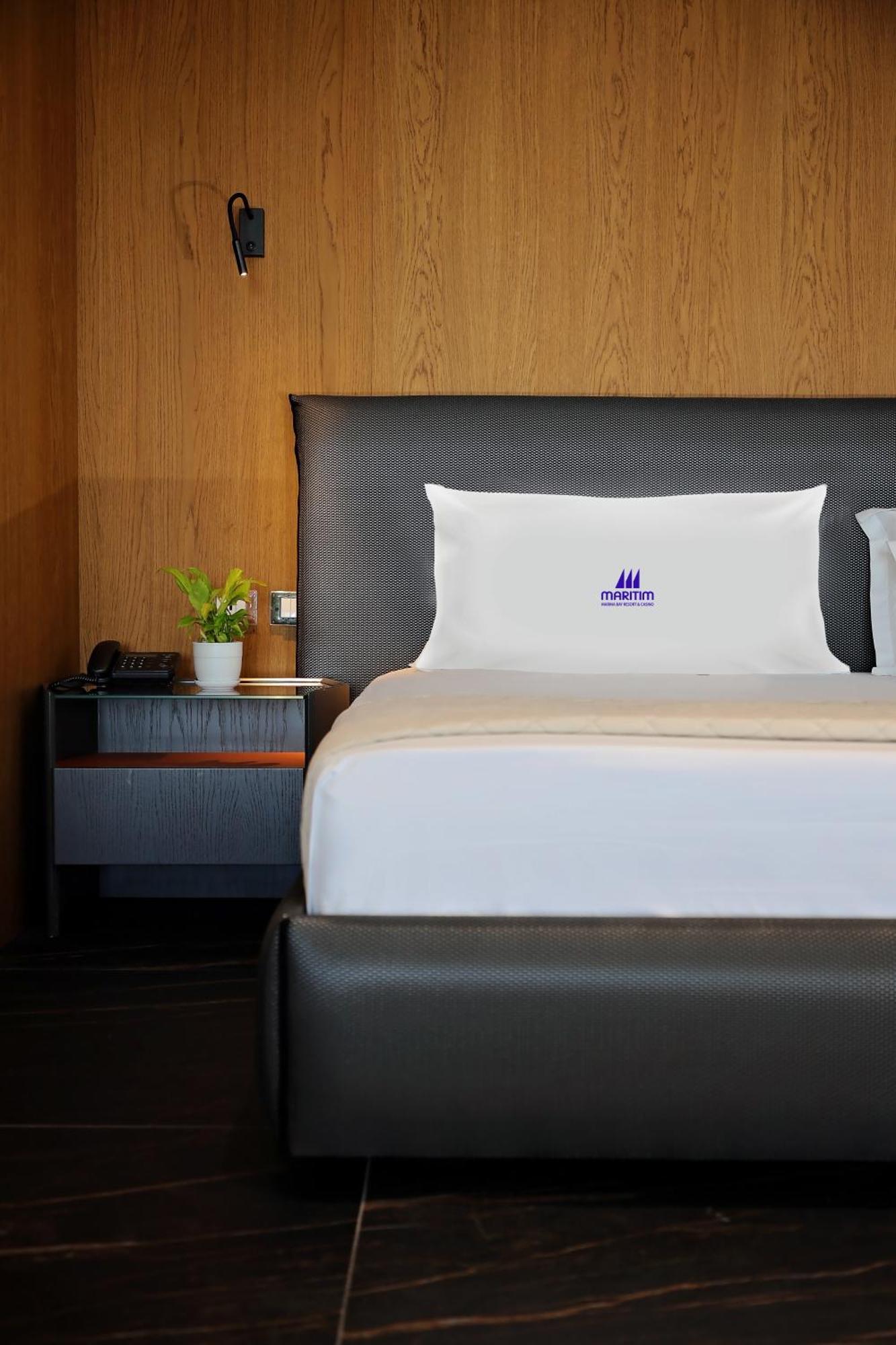 Maritim Marina Bay Resort Spa & Casino Adult Friendly Vlorë Extérieur photo A pillow with the Maxim logo