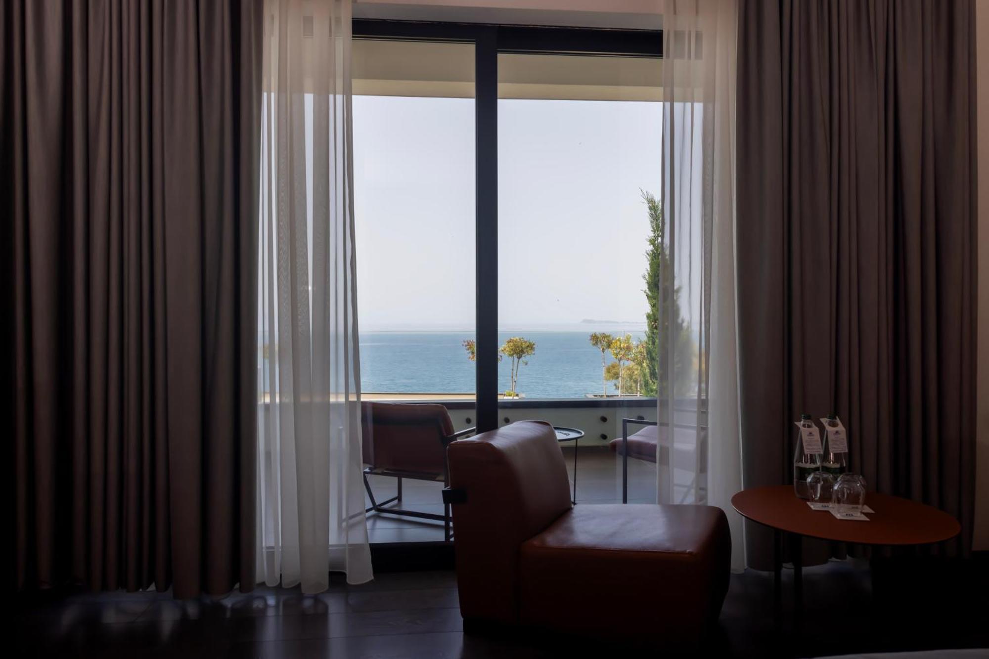 Maritim Marina Bay Resort Spa & Casino Adult Friendly Vlorë Extérieur photo A room at the hotel