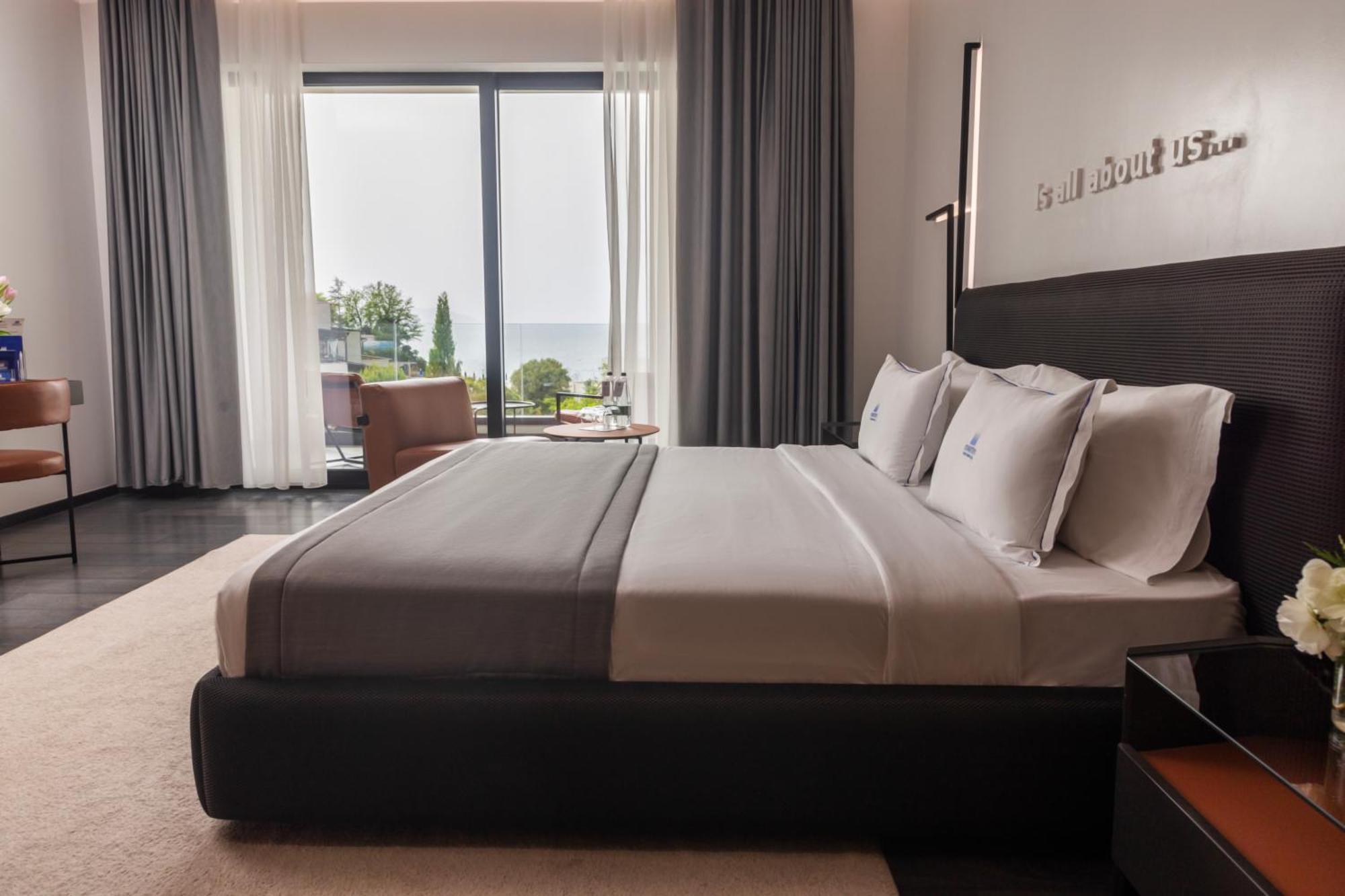 Maritim Marina Bay Resort Spa & Casino Adult Friendly Vlorë Extérieur photo A bedroom at the hotel