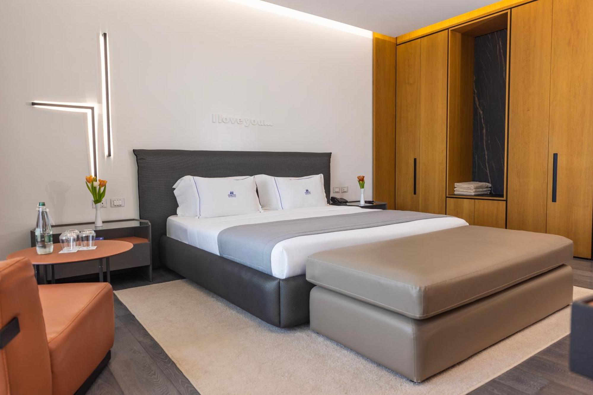 Maritim Marina Bay Resort Spa & Casino Adult Friendly Vlorë Extérieur photo A bedroom at the hotel