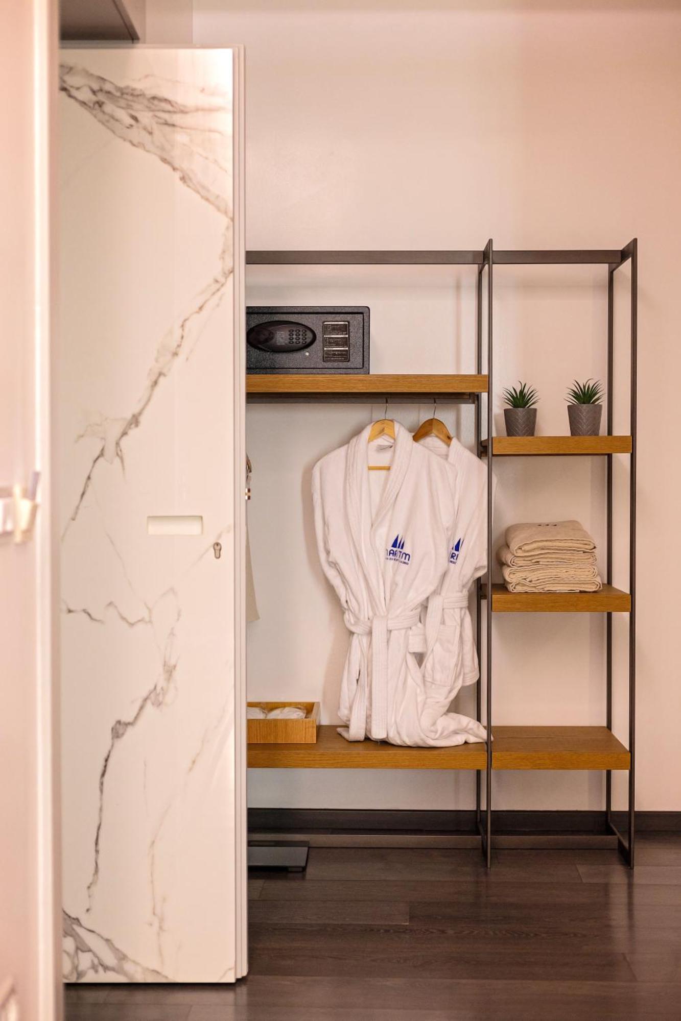 Maritim Marina Bay Resort Spa & Casino Adult Friendly Vlorë Extérieur photo A bathrobe in a closet