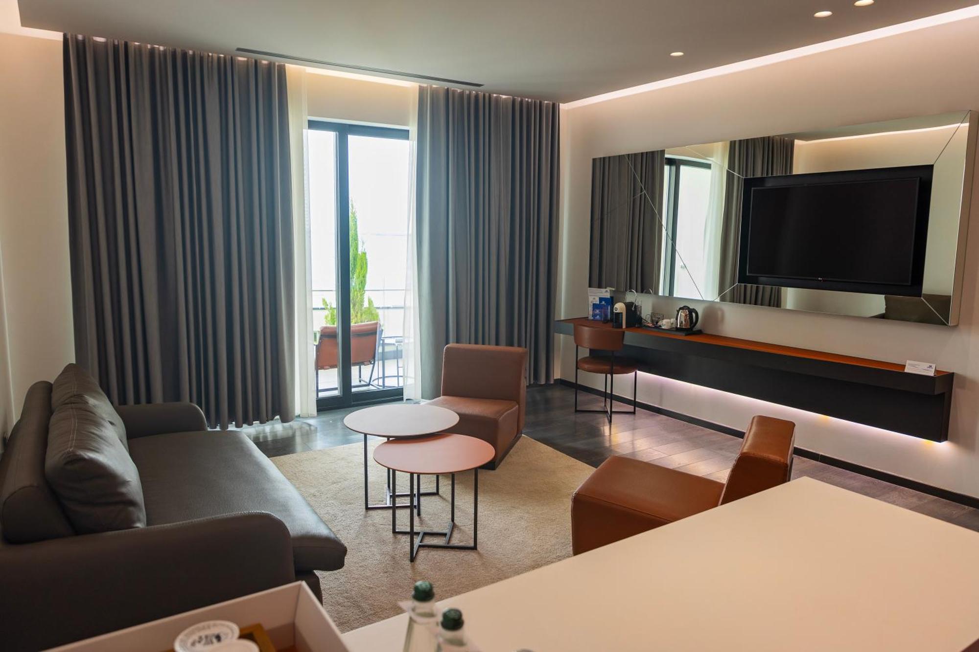 Maritim Marina Bay Resort Spa & Casino Adult Friendly Vlorë Extérieur photo A suite at the hotel