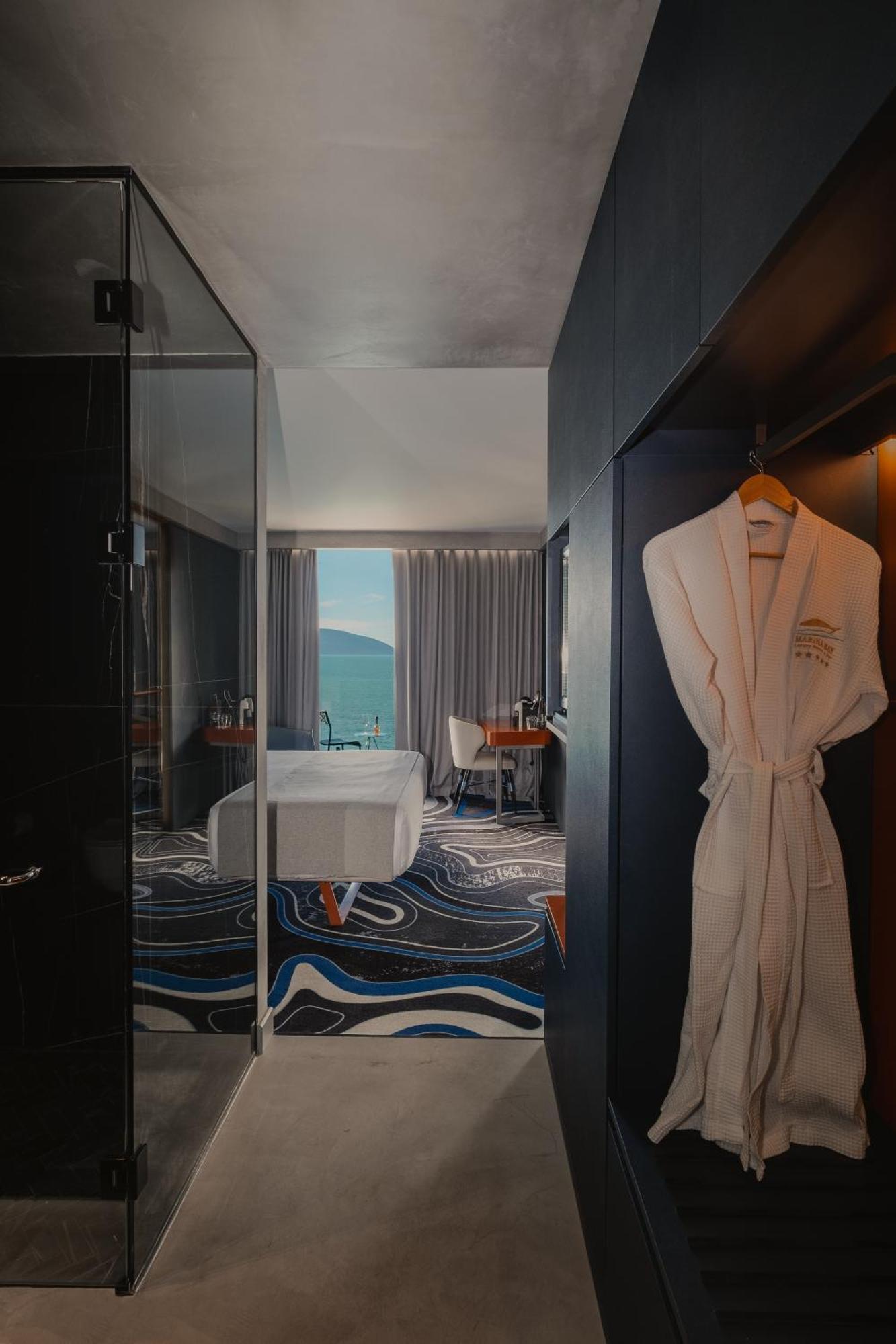 Maritim Marina Bay Resort Spa & Casino Adult Friendly Vlorë Extérieur photo A bathrobe hanging on a door