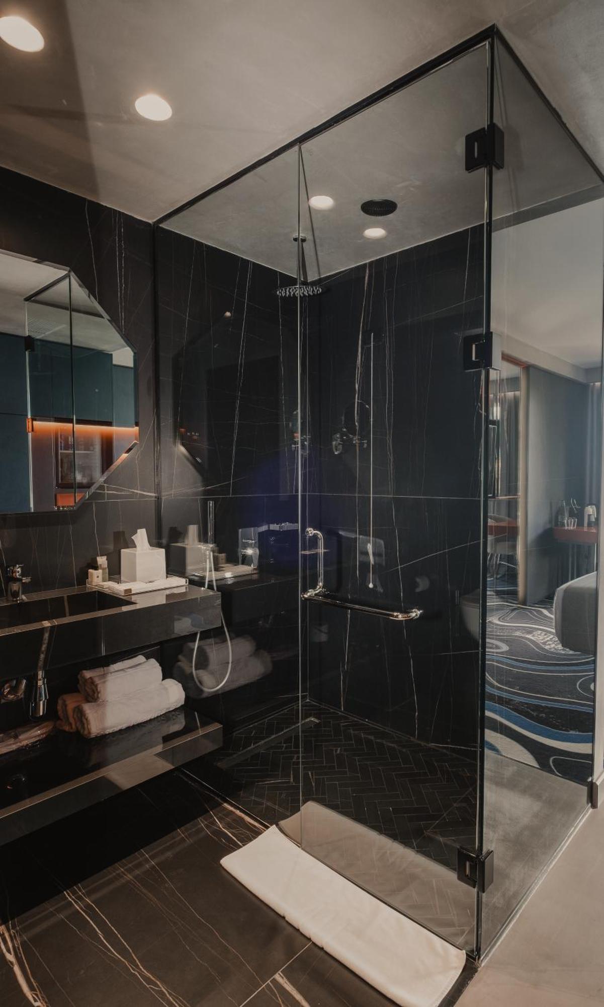 Maritim Marina Bay Resort Spa & Casino Adult Friendly Vlorë Extérieur photo A shower enclosure