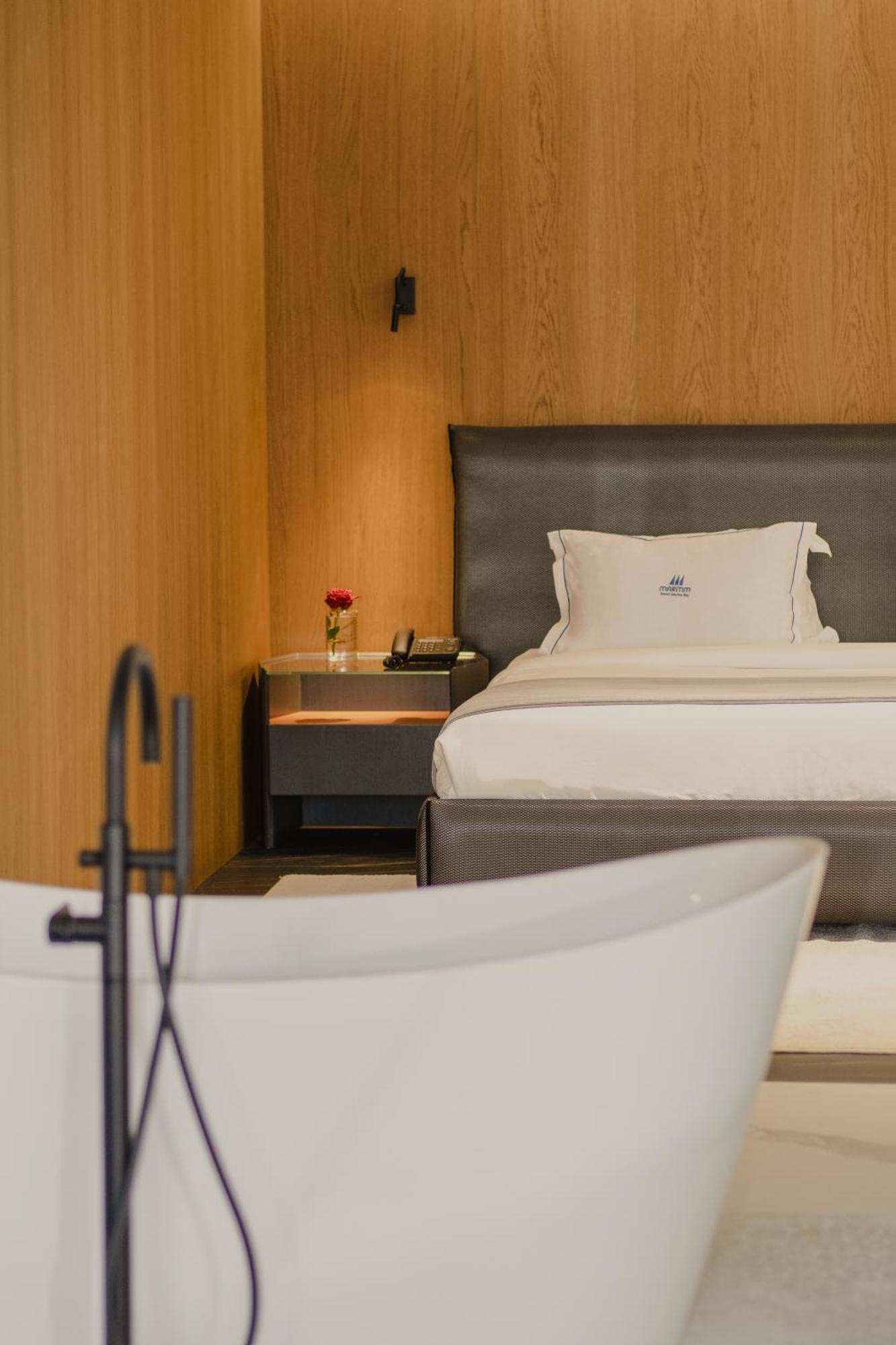 Maritim Marina Bay Resort Spa & Casino Adult Friendly Vlorë Extérieur photo A room at the hotel