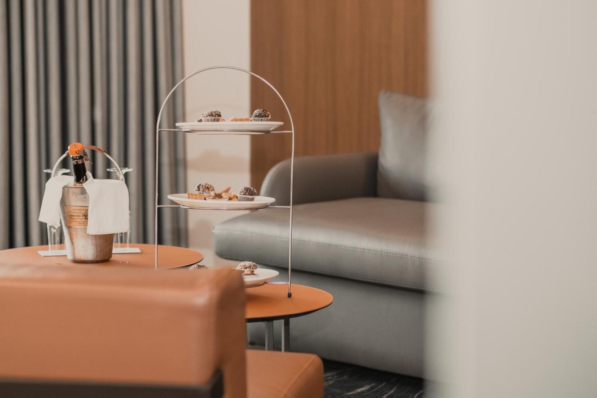 Maritim Marina Bay Resort Spa & Casino Adult Friendly Vlorë Extérieur photo A three-tiered serving tray