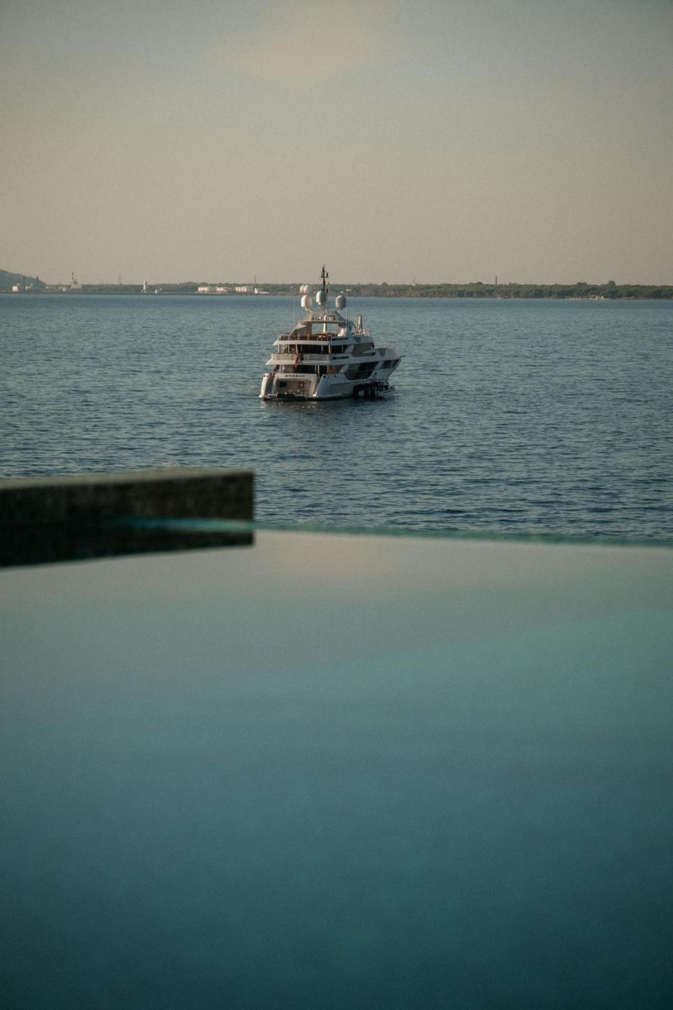 Maritim Marina Bay Resort Spa & Casino Adult Friendly Vlorë Extérieur photo A yacht at the port of Marina di Pisa