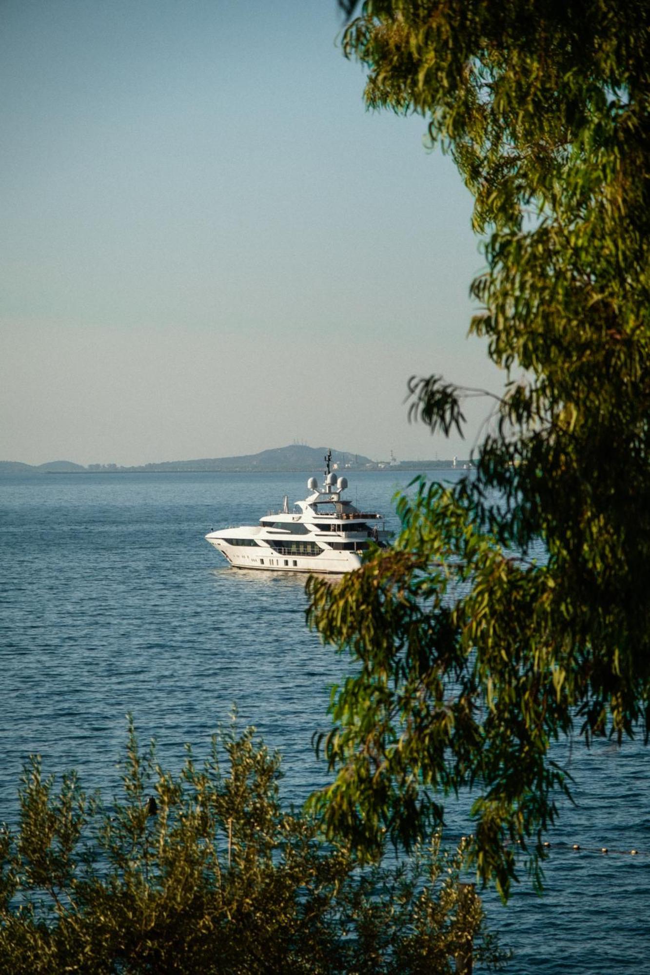 Maritim Marina Bay Resort Spa & Casino Adult Friendly Vlorë Extérieur photo A yacht in the Gulf of Saint-Tropez