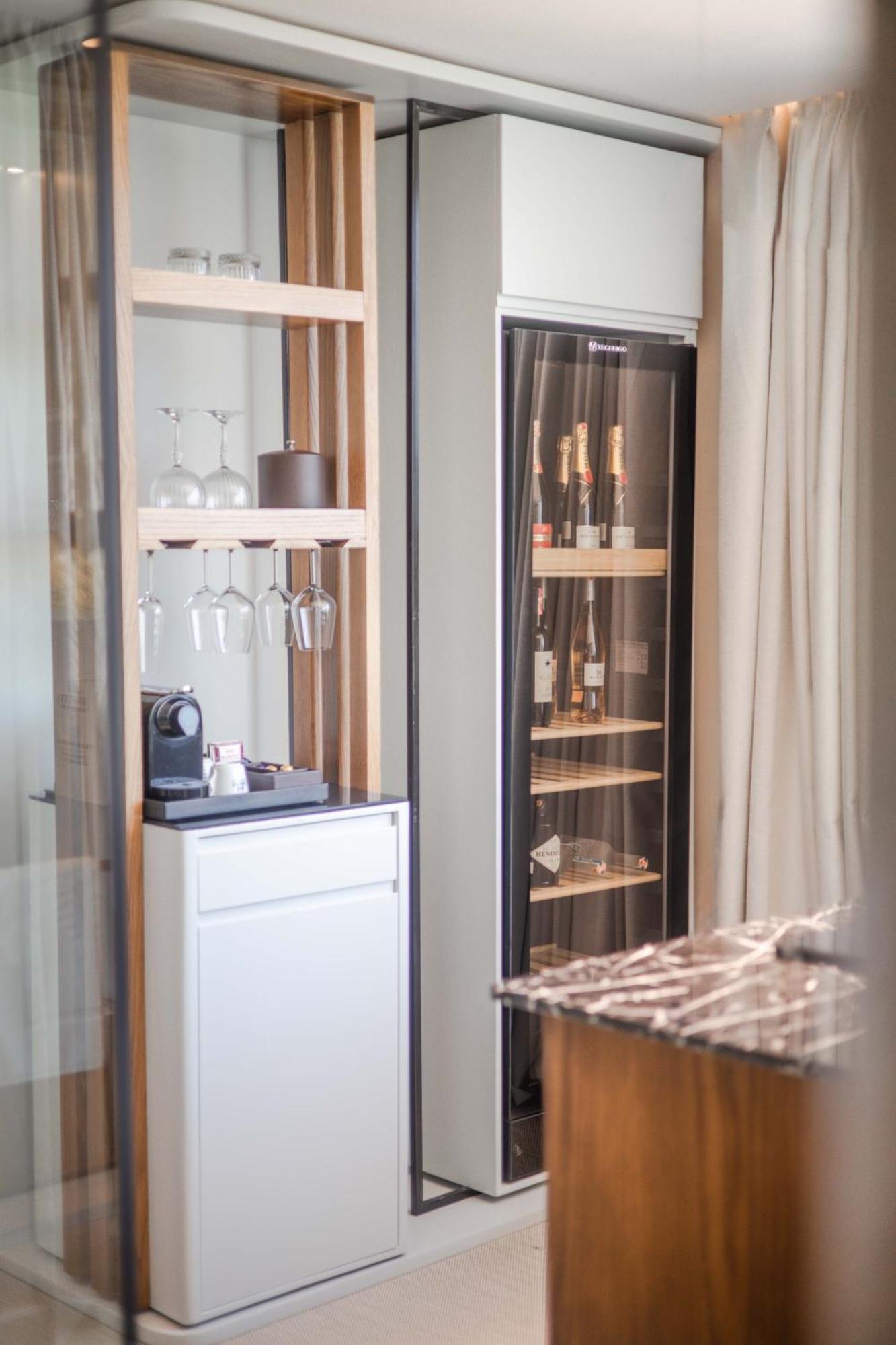 Maritim Marina Bay Resort Spa & Casino Adult Friendly Vlorë Extérieur photo A wine refrigerator