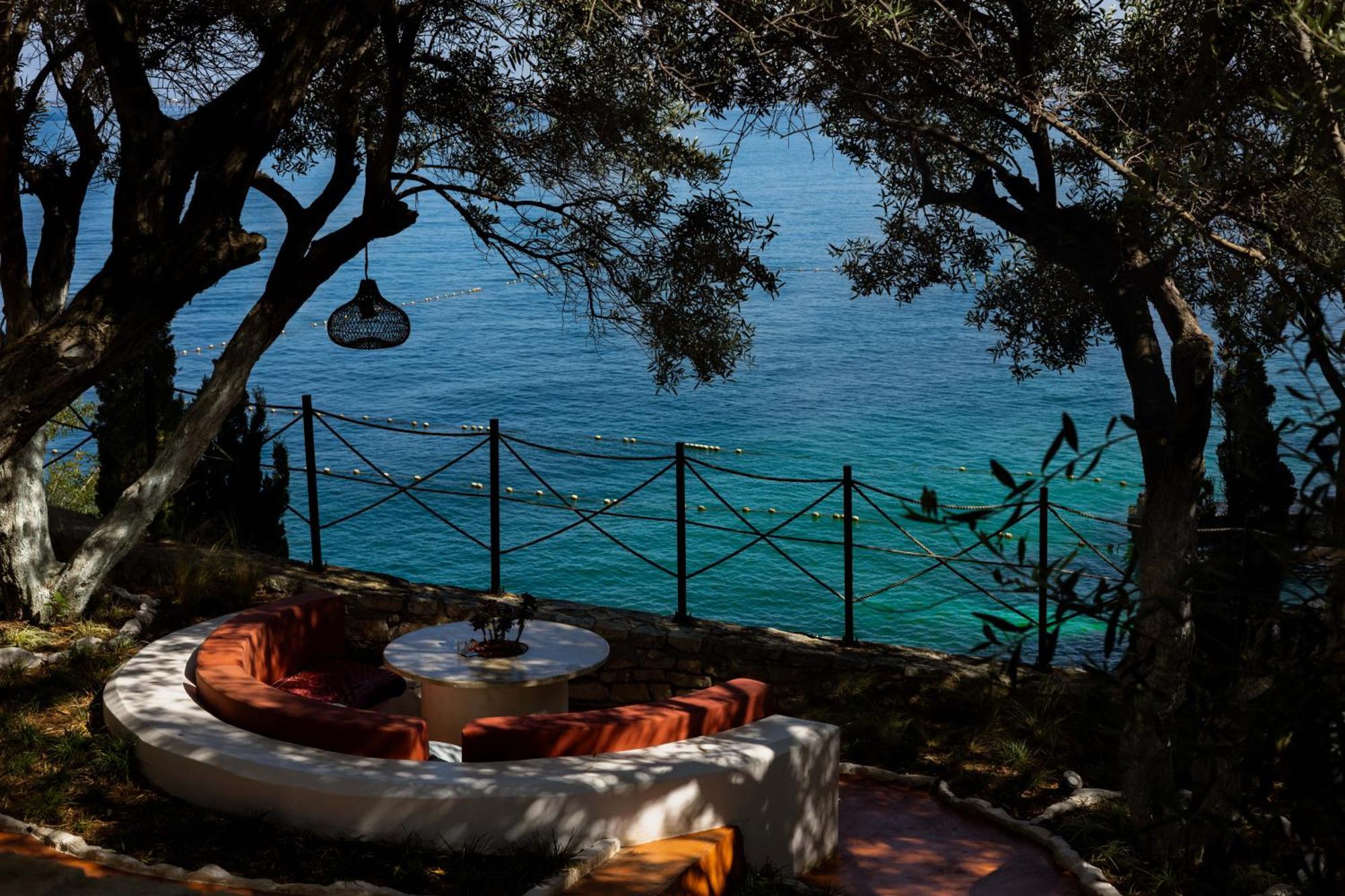 Maritim Marina Bay Resort Spa & Casino Adult Friendly Vlorë Extérieur photo A view of the sea from the restaurant