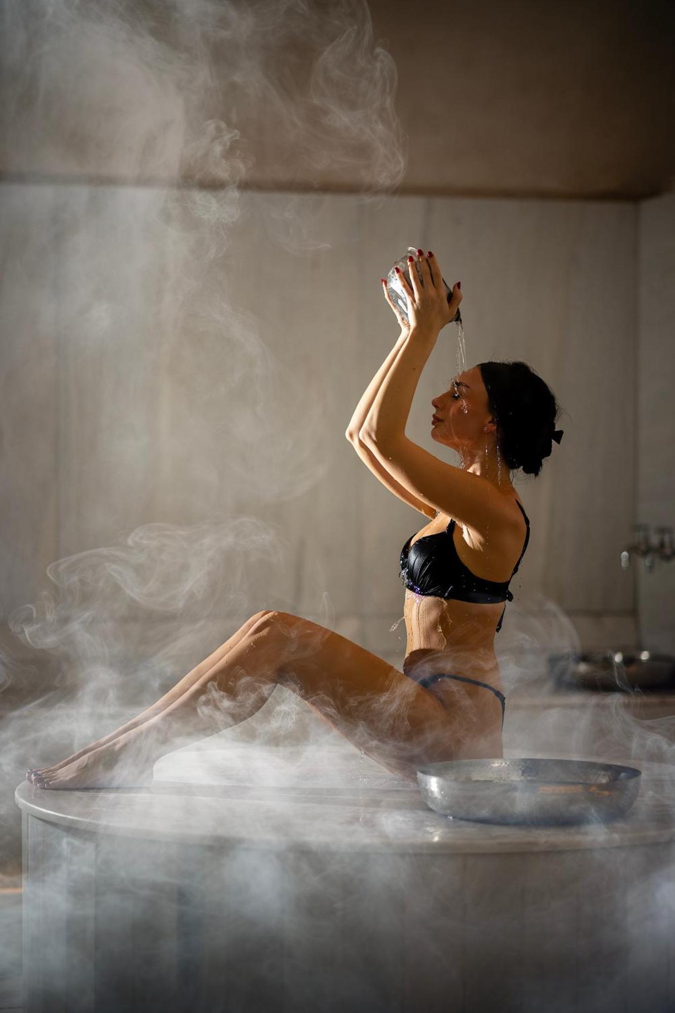 Maritim Marina Bay Resort Spa & Casino Adult Friendly Vlorë Extérieur photo A woman in a steam room
